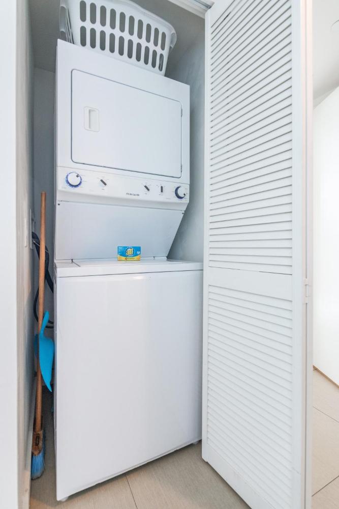  One-Bedroom Apartment with Bay View no Balcony interior