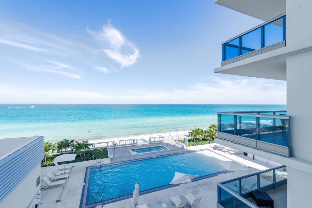 Corner One Bedroom Apartment – Oceanfront interior